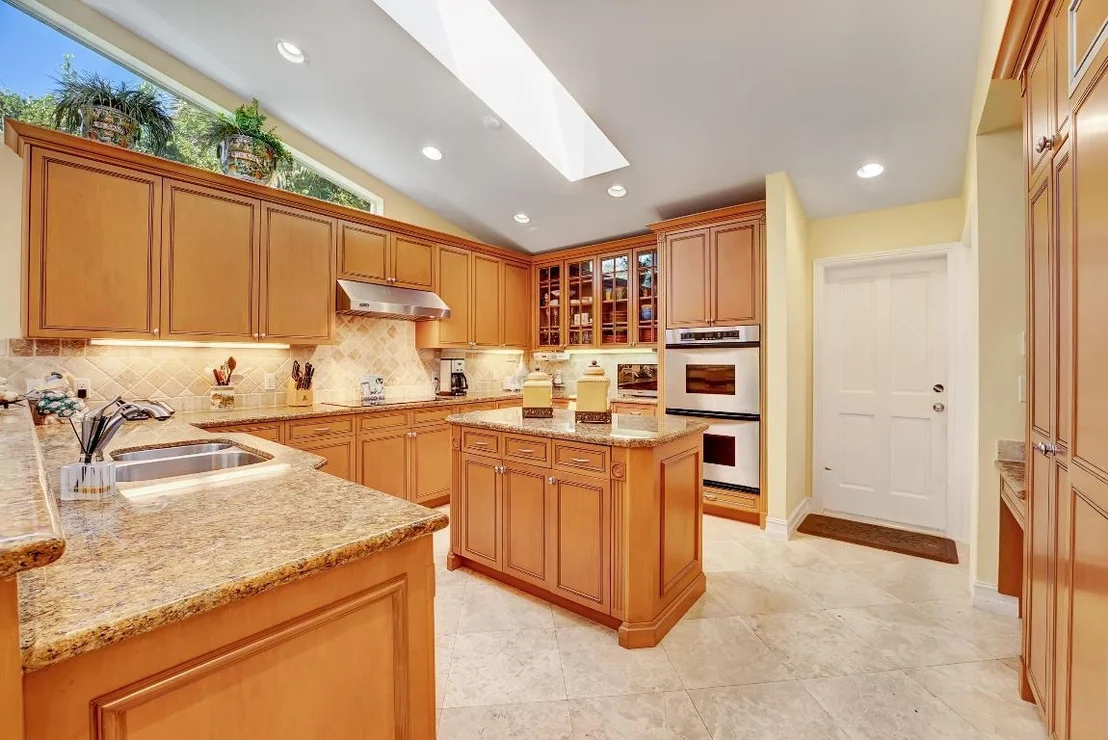 Photo of 4590 Live Oak Boulevard