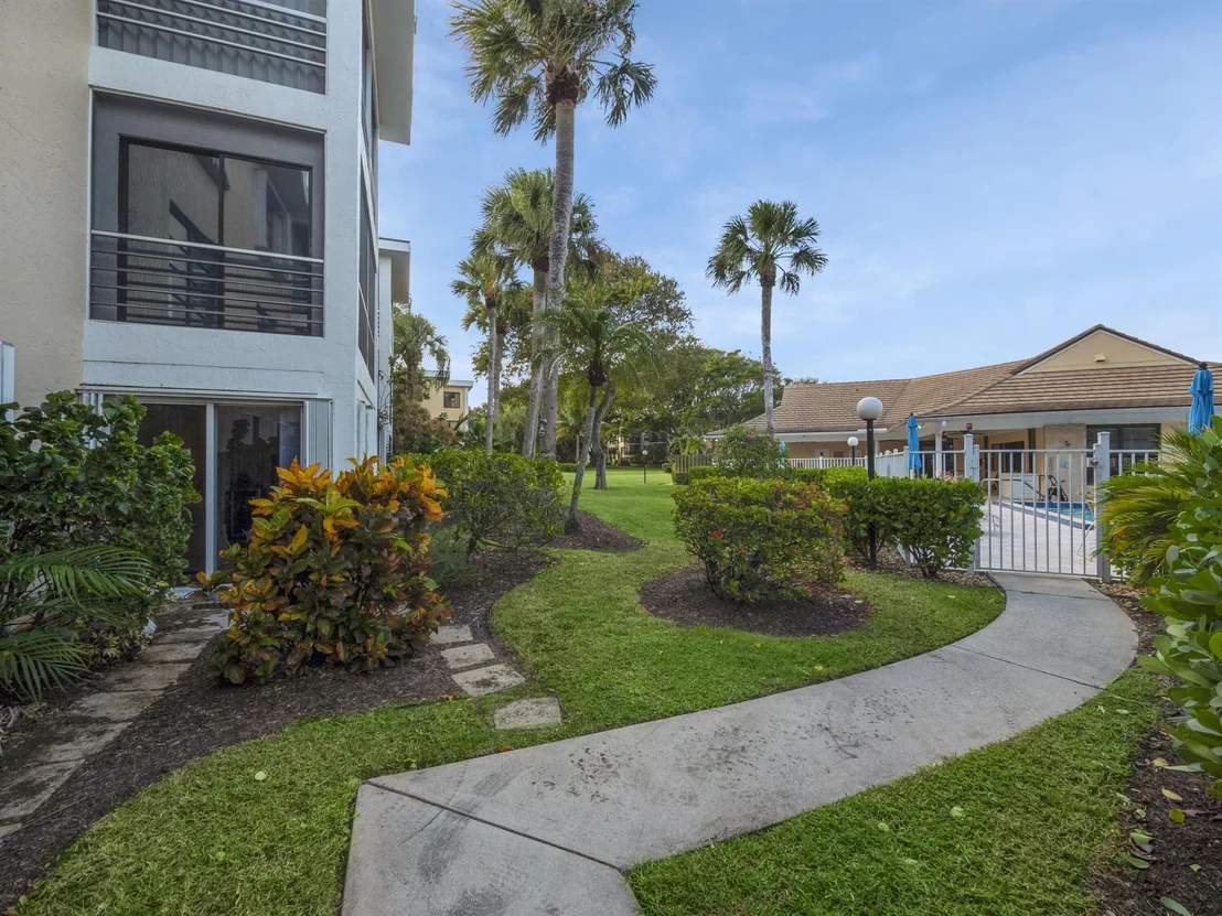 Photo of Unit 103E at 300 N Highway A1a