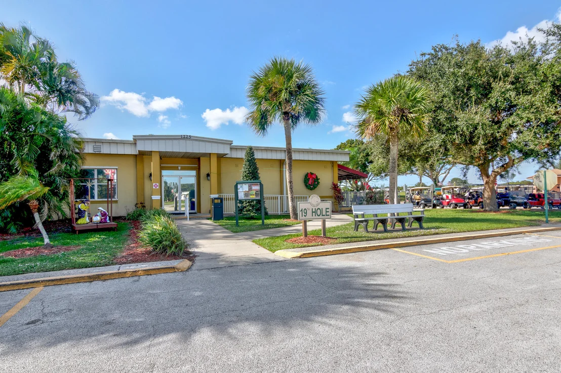 Photo of 901 Oleander Circle