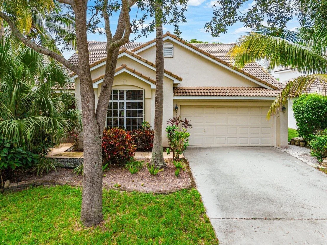Photo of 542 Canoe Point