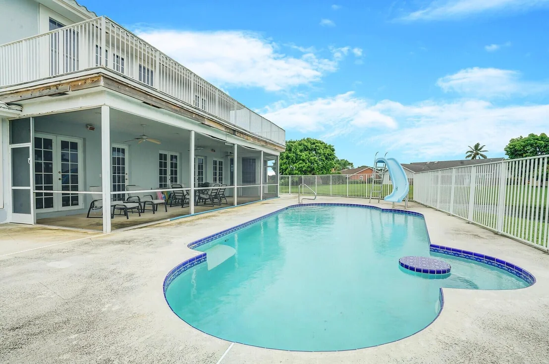 Photo of 2000 Henley Place