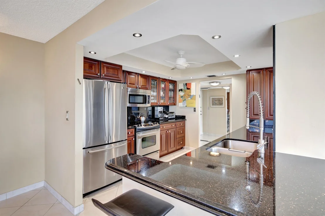Photo of Unit 921 at 600 Parkview Drive