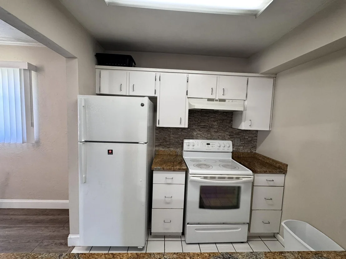 Photo of Unit J1 at 3124 Us Highway 441