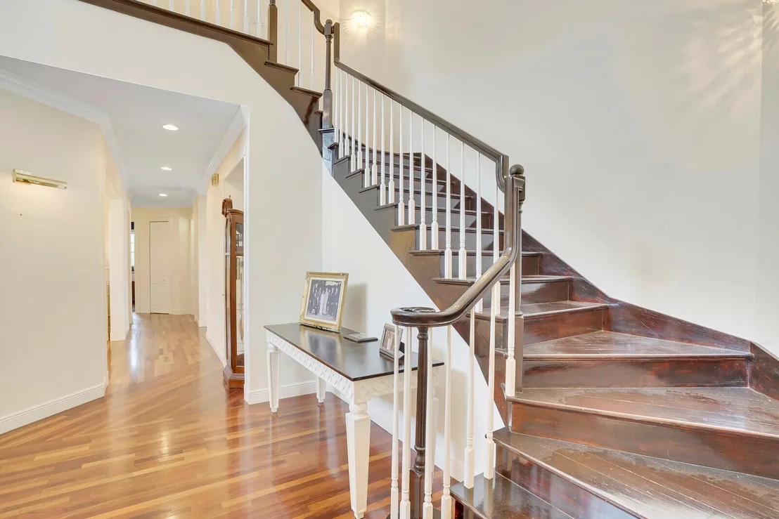 Photo of 2000 Henley Place