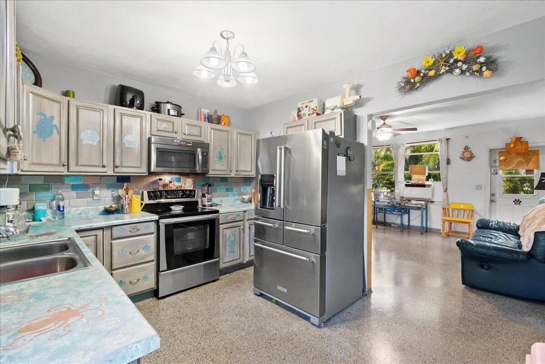 Photo of 1402 S Seacrest Boulevard