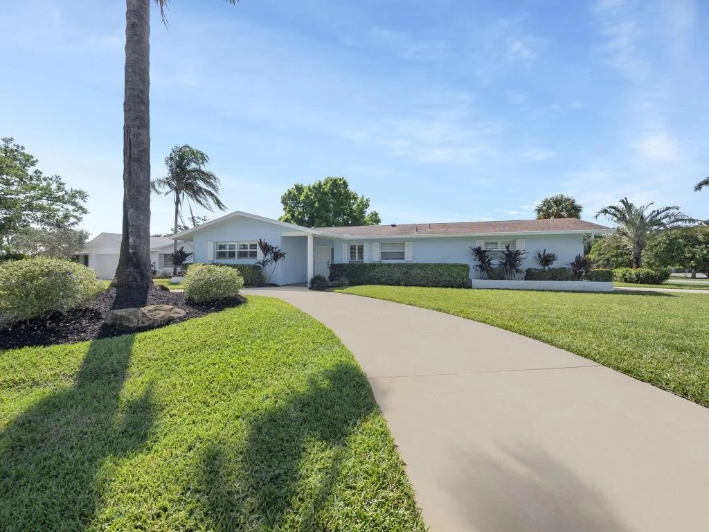 Photo of 1580 NW Lakeside Trail