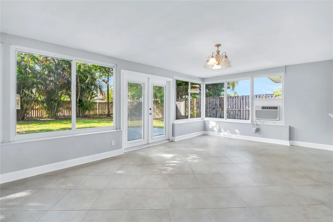Photo of 827 SE 10th Terrace