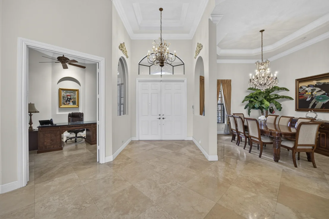 Photo of 10715 Versailles Boulevard