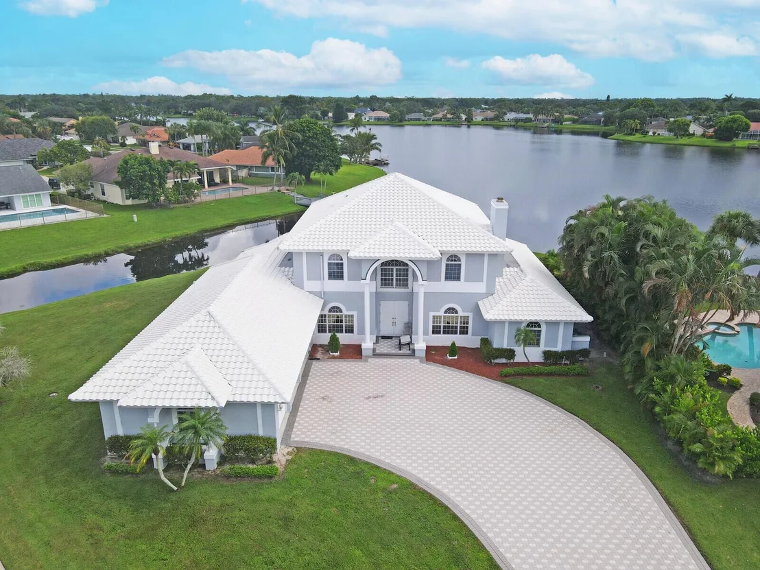 Photo of 2000 Henley Place