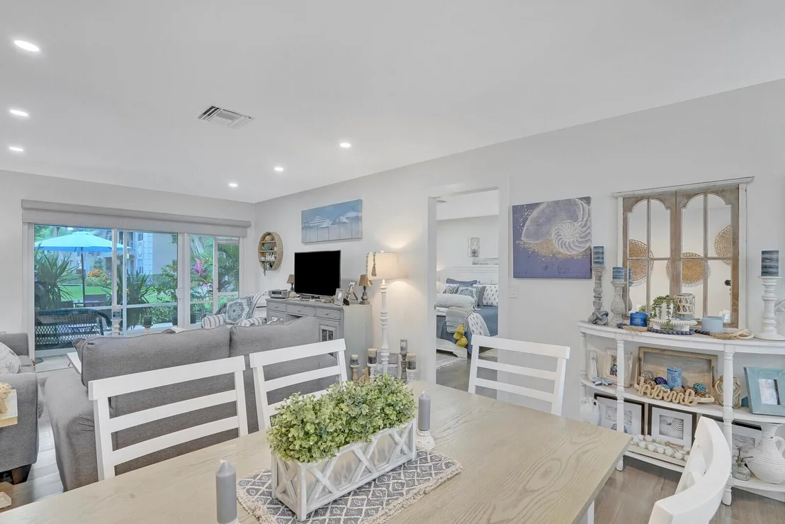 Photo of Unit B at 13734 Via Flora