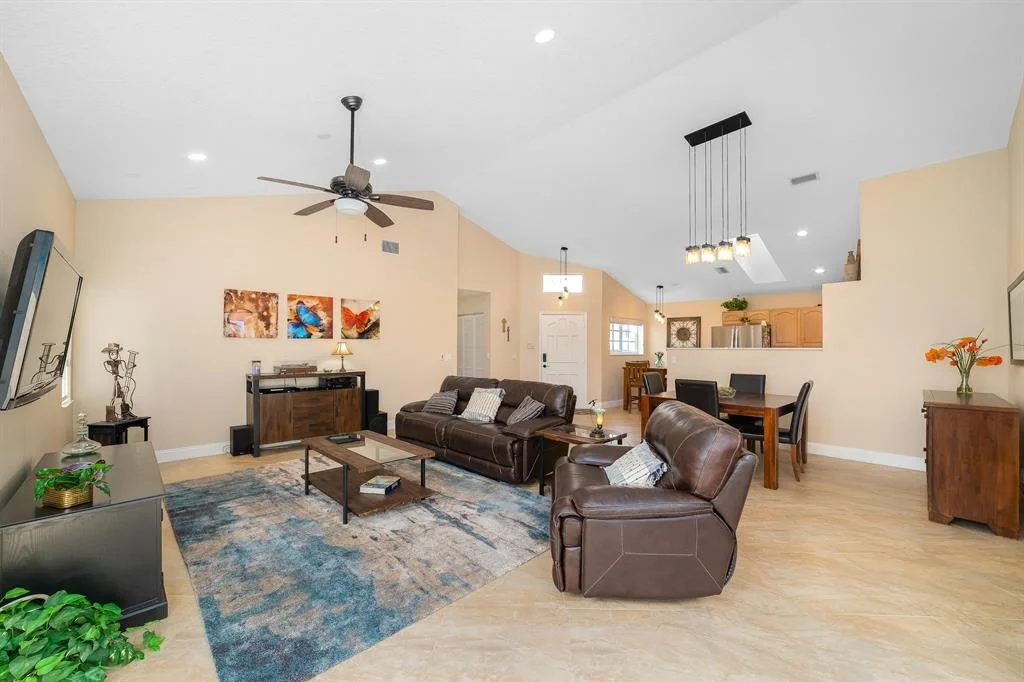 Photo of 930 Dickens Place