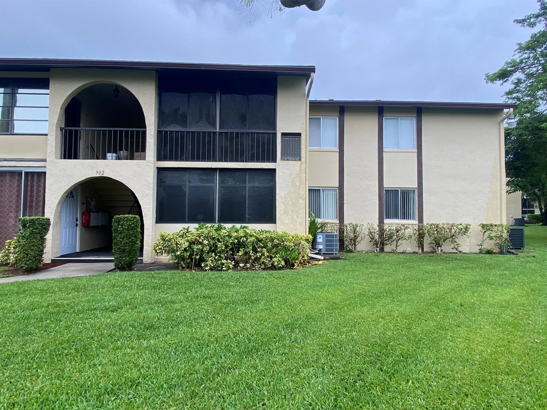 Photo of Unit D1 at 302 Pine Ridge Circle