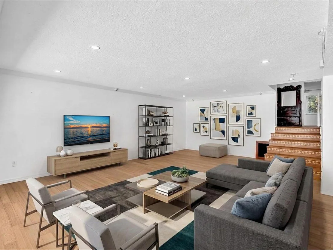 Photo of 518 N Riverside Drive