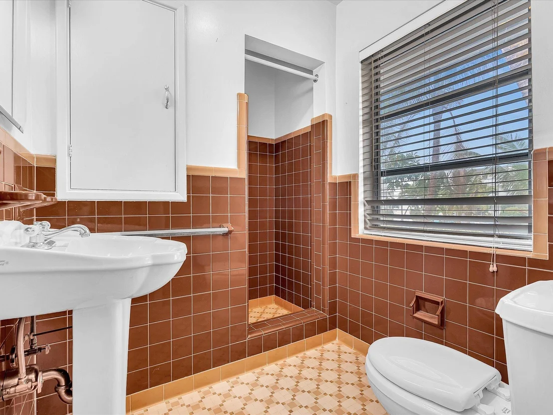 Photo of 702 S RIVERSIDE Drive