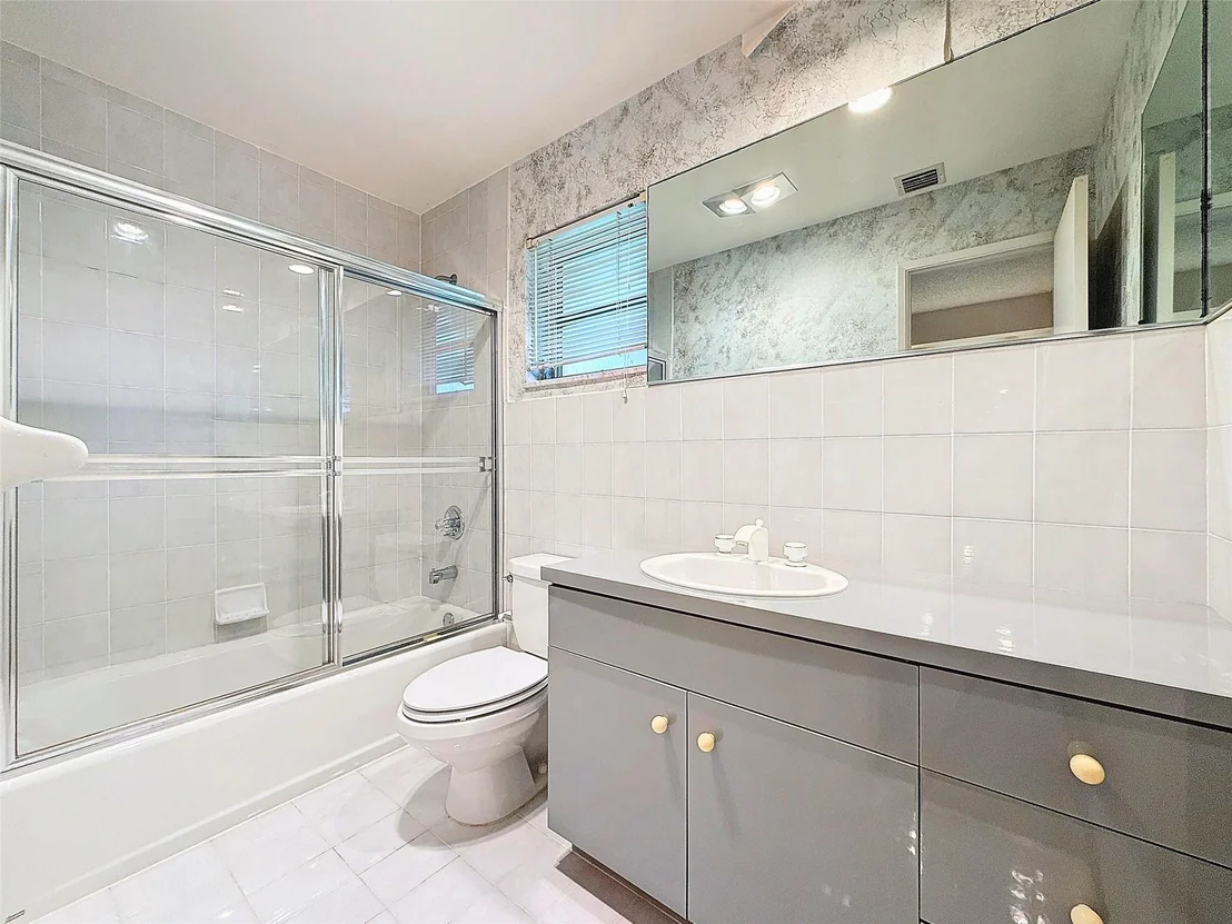 Photo of 2880 NE 45th Street
