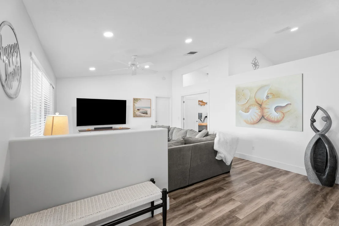 Photo of 701 SE Dolphin Drive