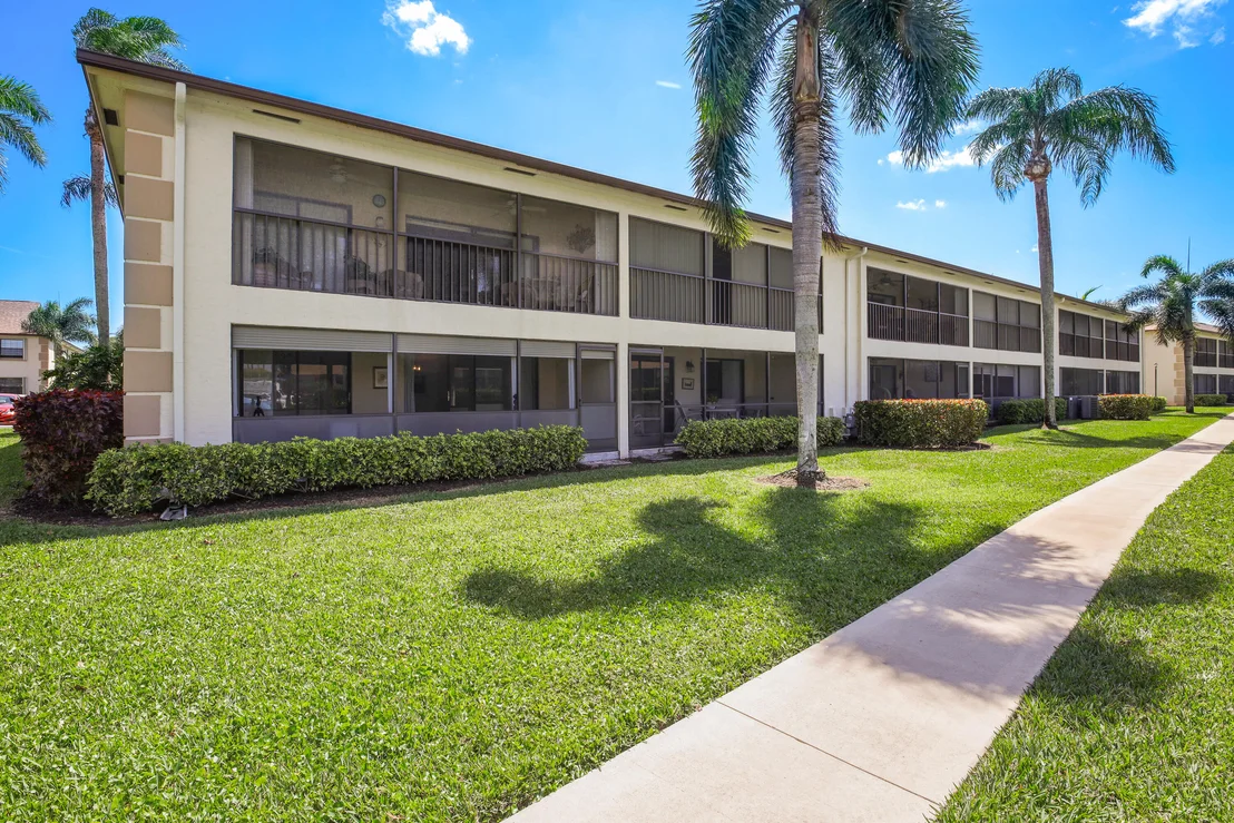 Photo of Unit F at 901 Pinecrest Circle