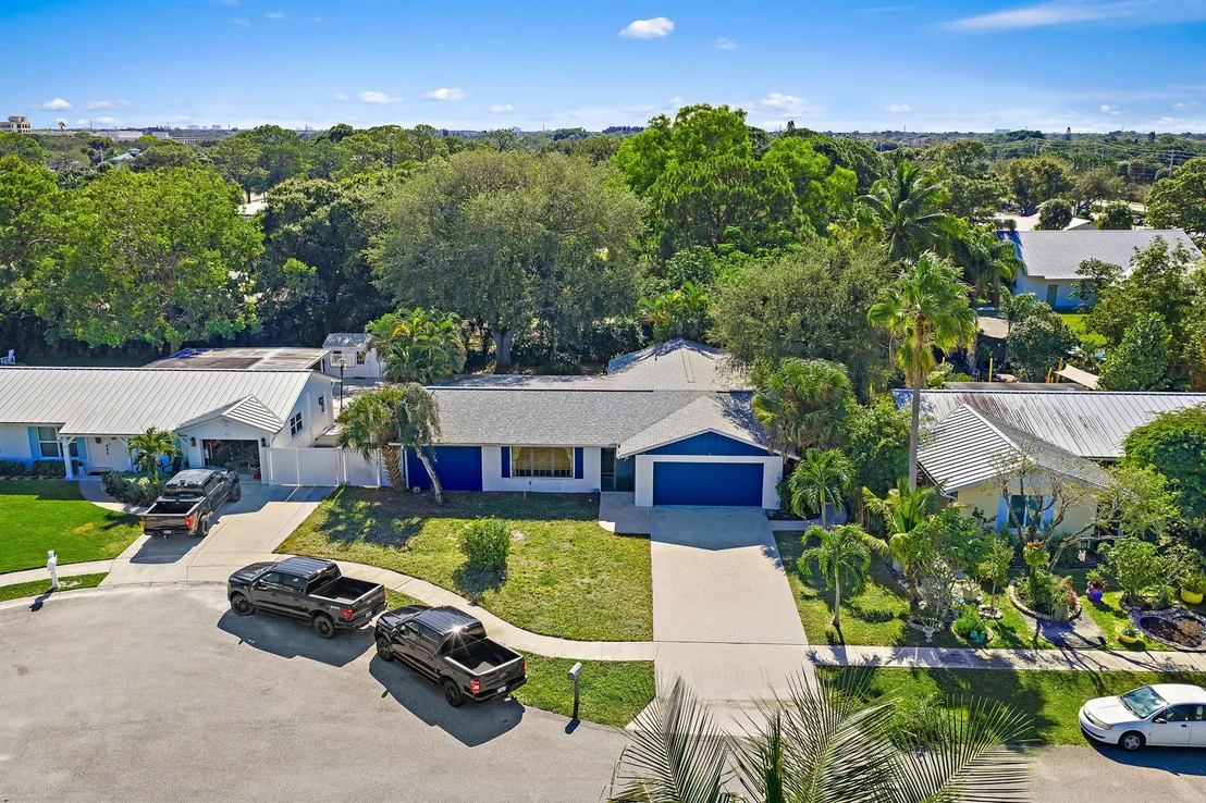 Photo of 404 Highwood Circle