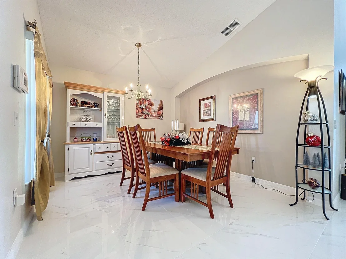Photo of 204 W Fox Loop