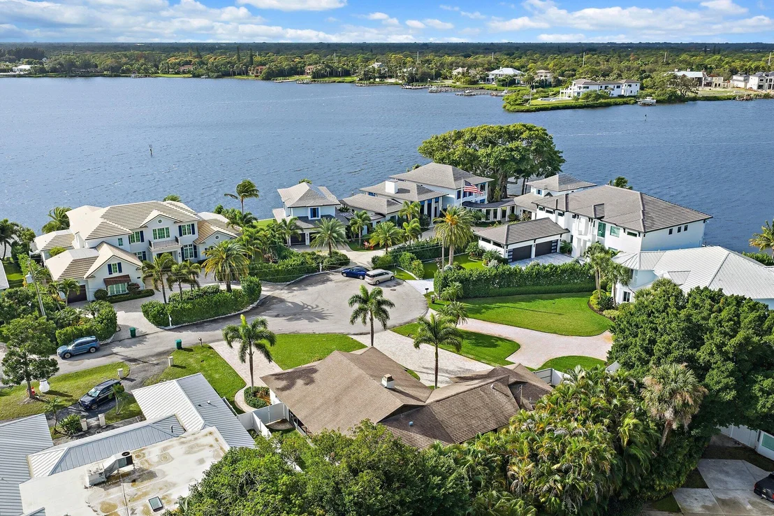Photo of 348 River Drive