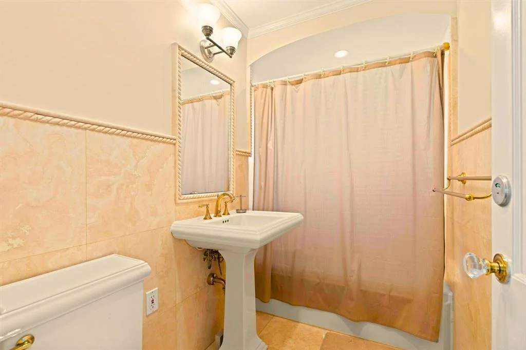Photo of 322 Colonial Road