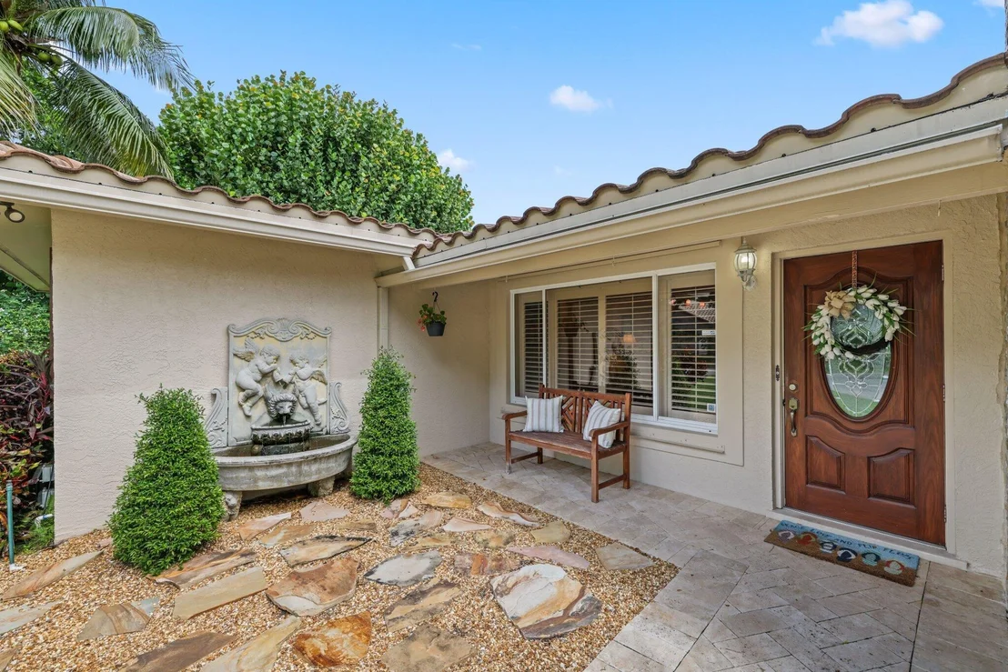 Photo of 910 Banyan Drive