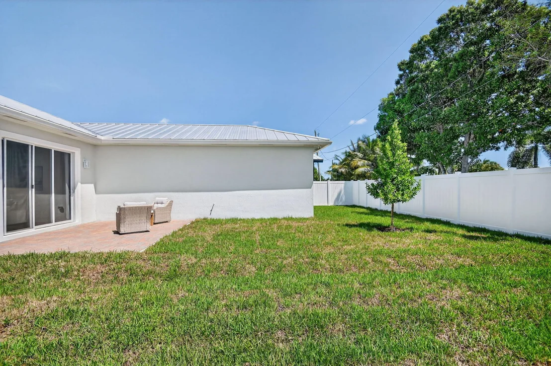 Photo of 611 N Loxahatchee Drive
