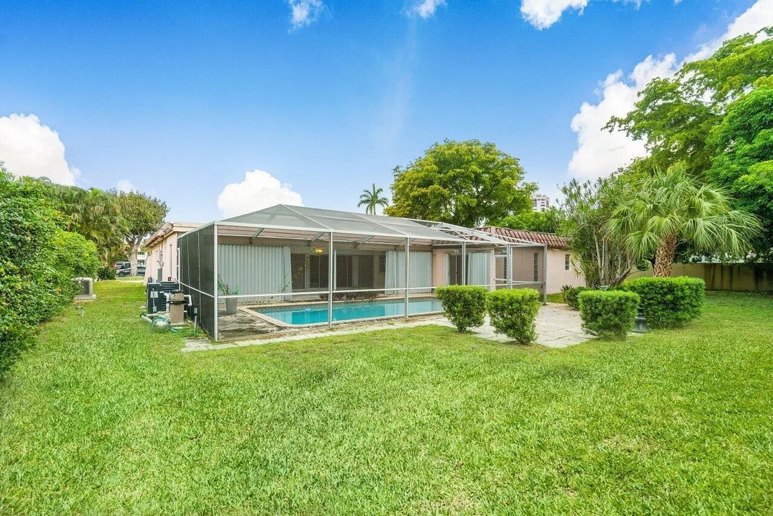 Photo of 1060 Spanish River Road