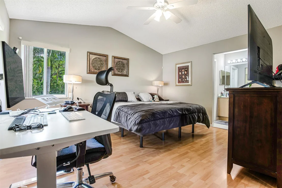 Photo of 1127 Alexander Bend