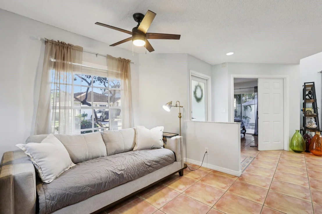 Photo of 972 Azure Lane