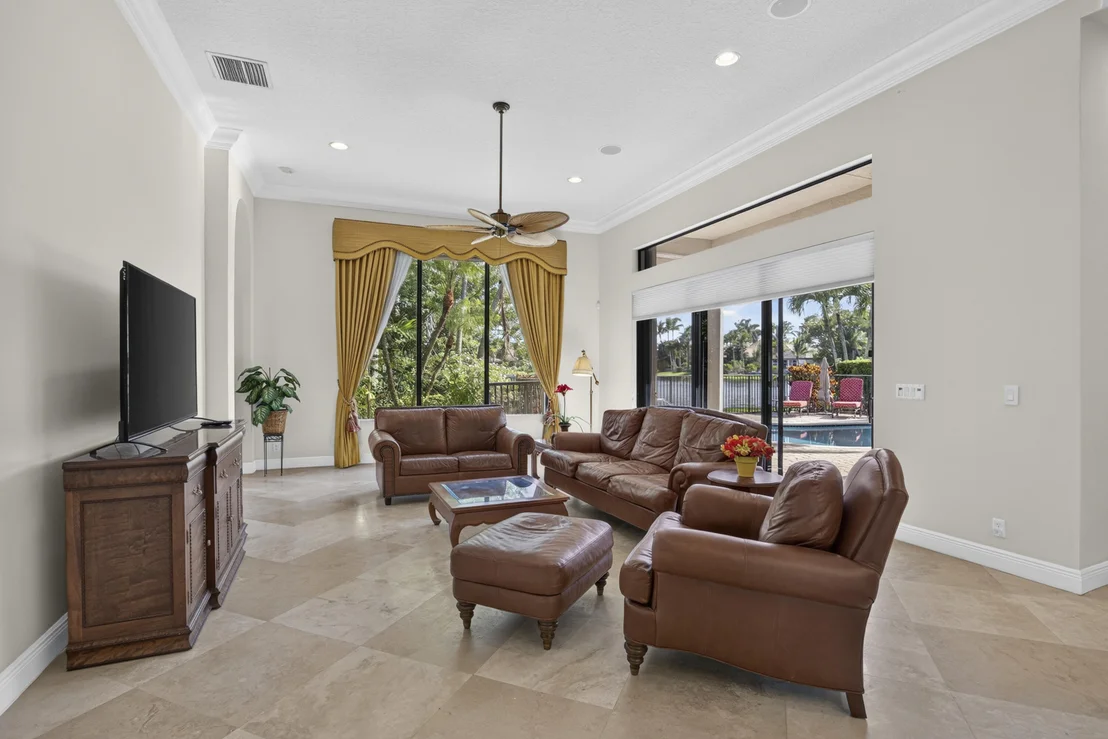 Photo of 10715 Versailles Boulevard
