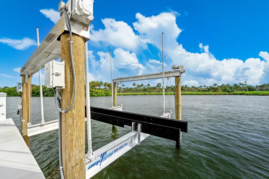 Photo of 584 Island Drive
