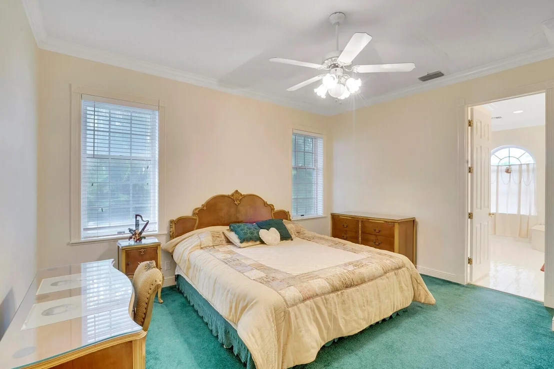 Photo of 2000 Henley Place
