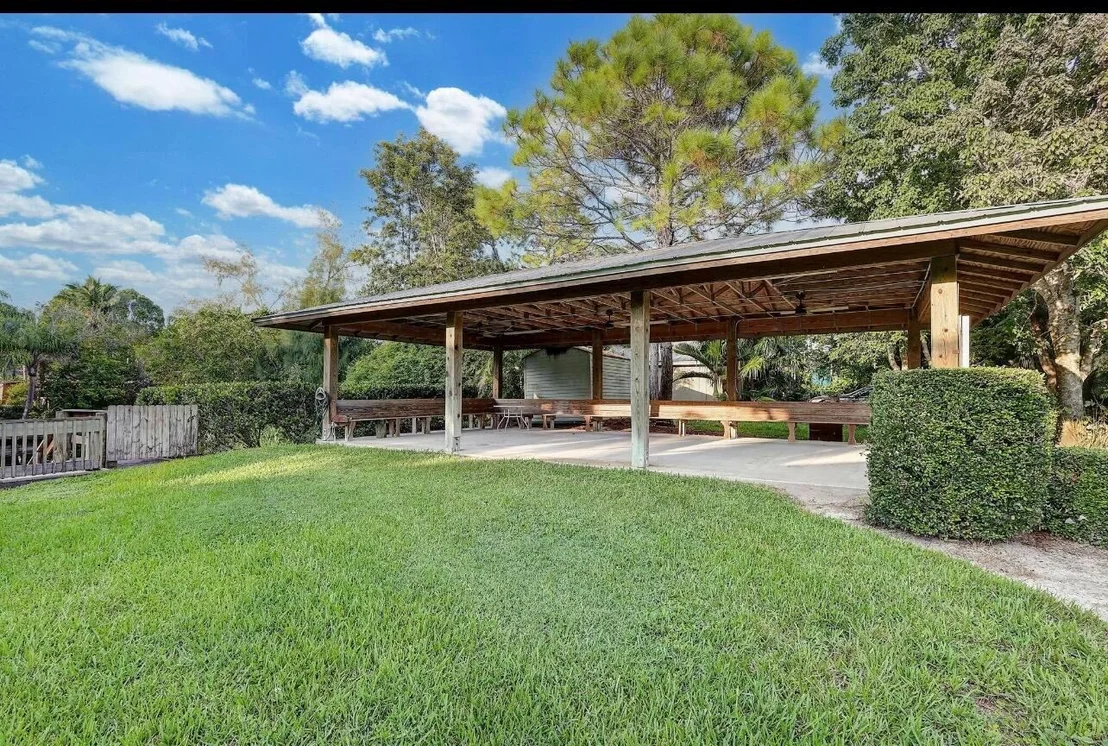 Photo of 576 SW Rustic Circle