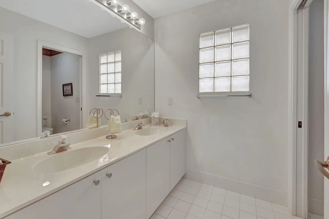 Photo of 7613 Charing Cross Lane
