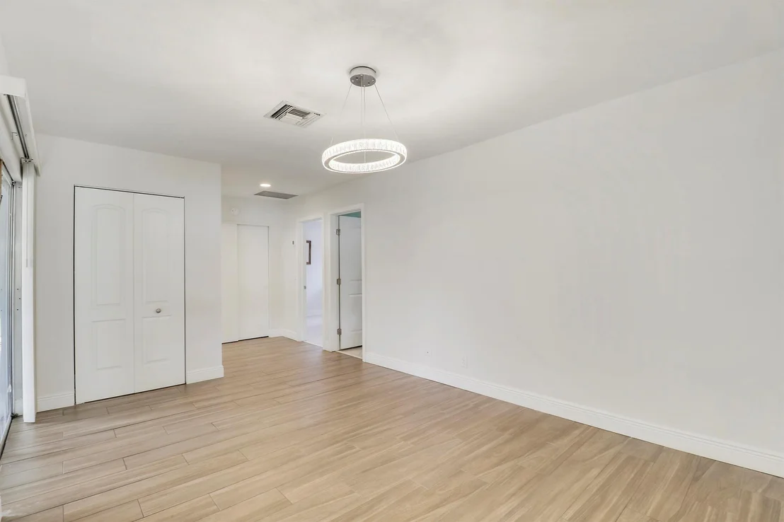 Photo of 612 Oak Ter Terrace