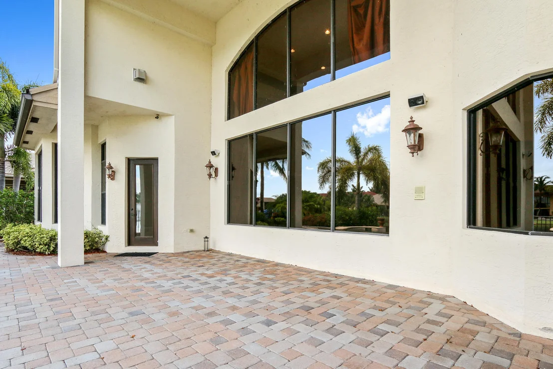 Photo of 10775 Versailles Boulevard