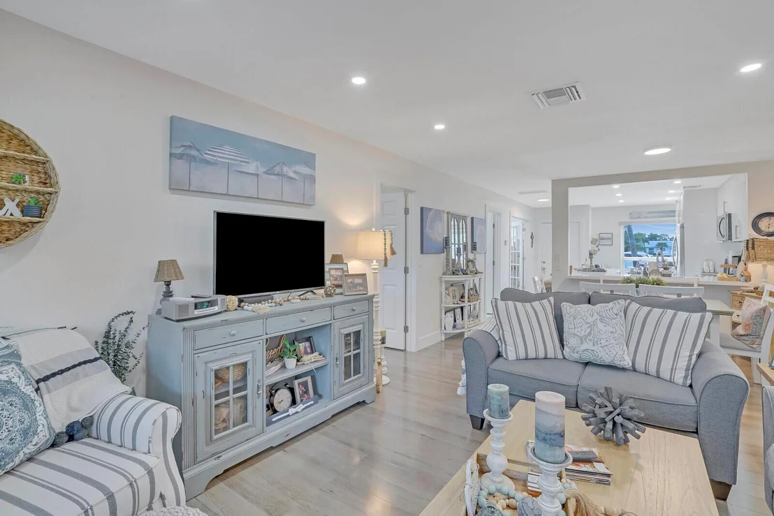 Photo of Unit B at 13734 Via Flora