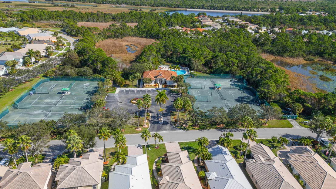 Photo of 590 NW Red Pine Way