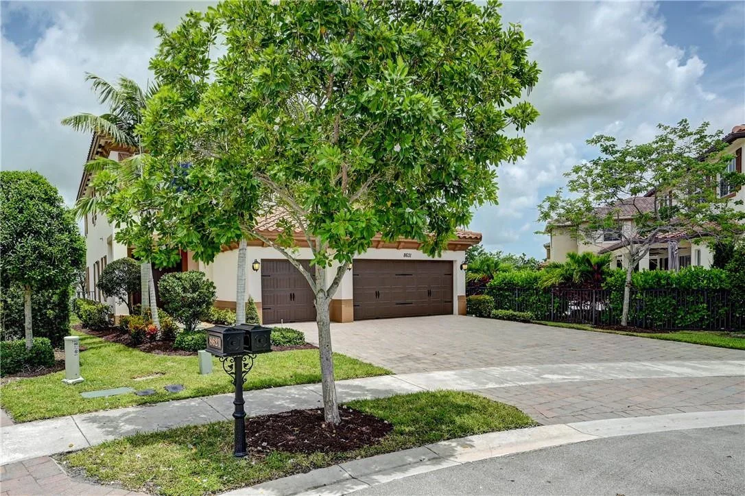 Photo of 8631 S Lakeside Bend