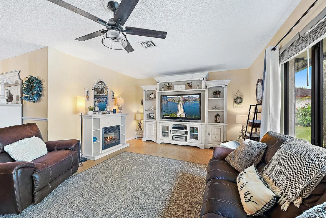 Photo of 1180 Larch Way