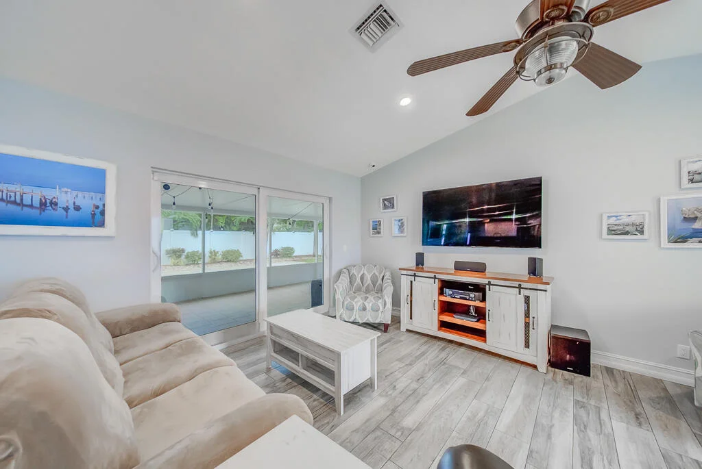 Photo of 841 NW 8th Way