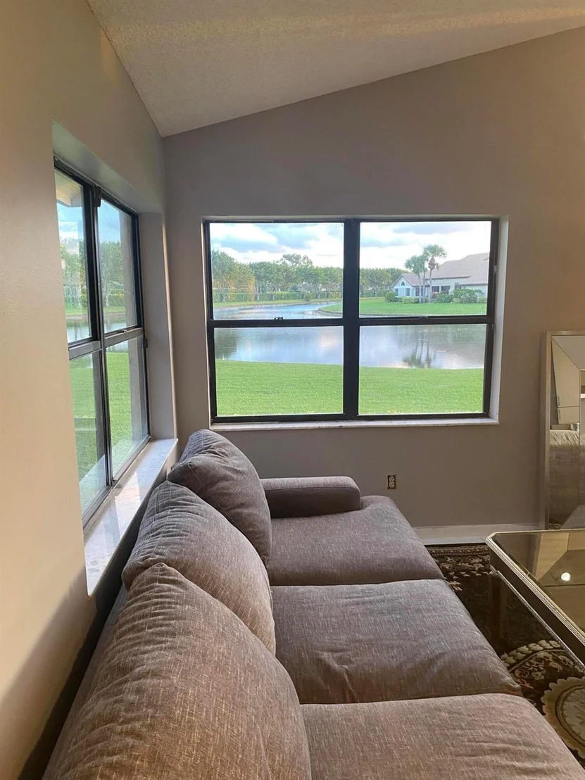 Photo of 7134 Le Chalet Boulevard