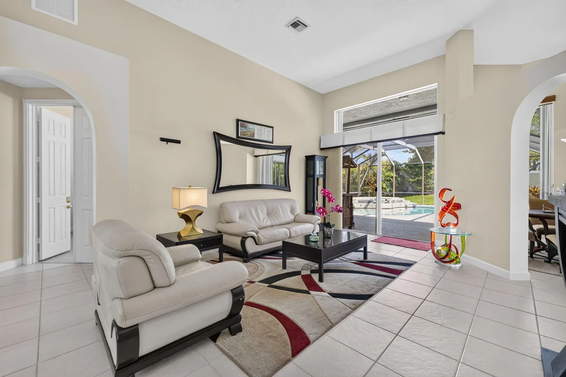Photo of 755 SW RIVER BEND Circle