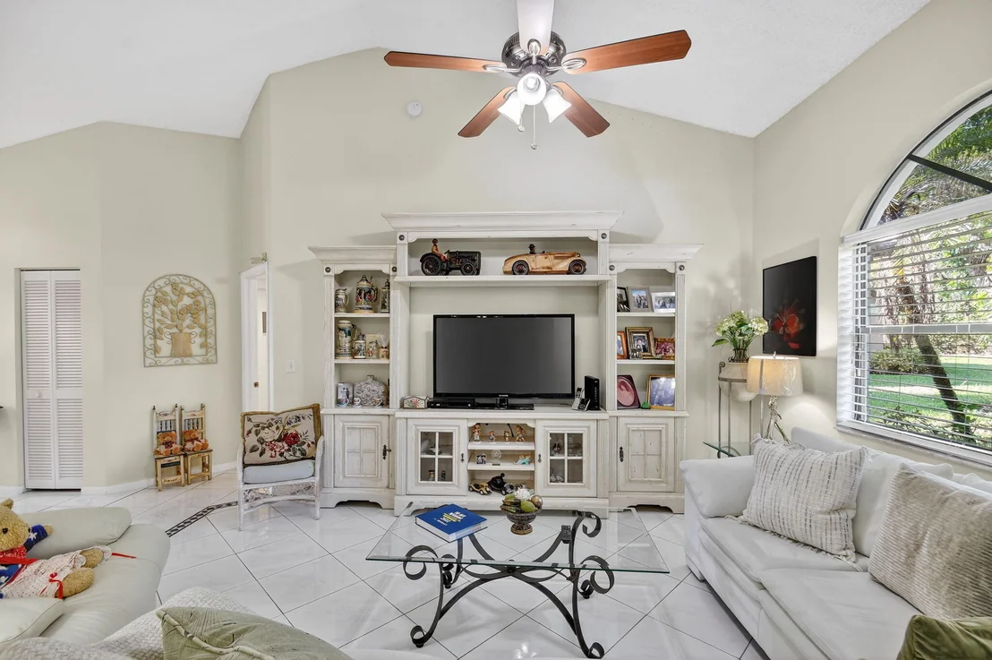 Photo of 7147 Le Chalet Boulevard