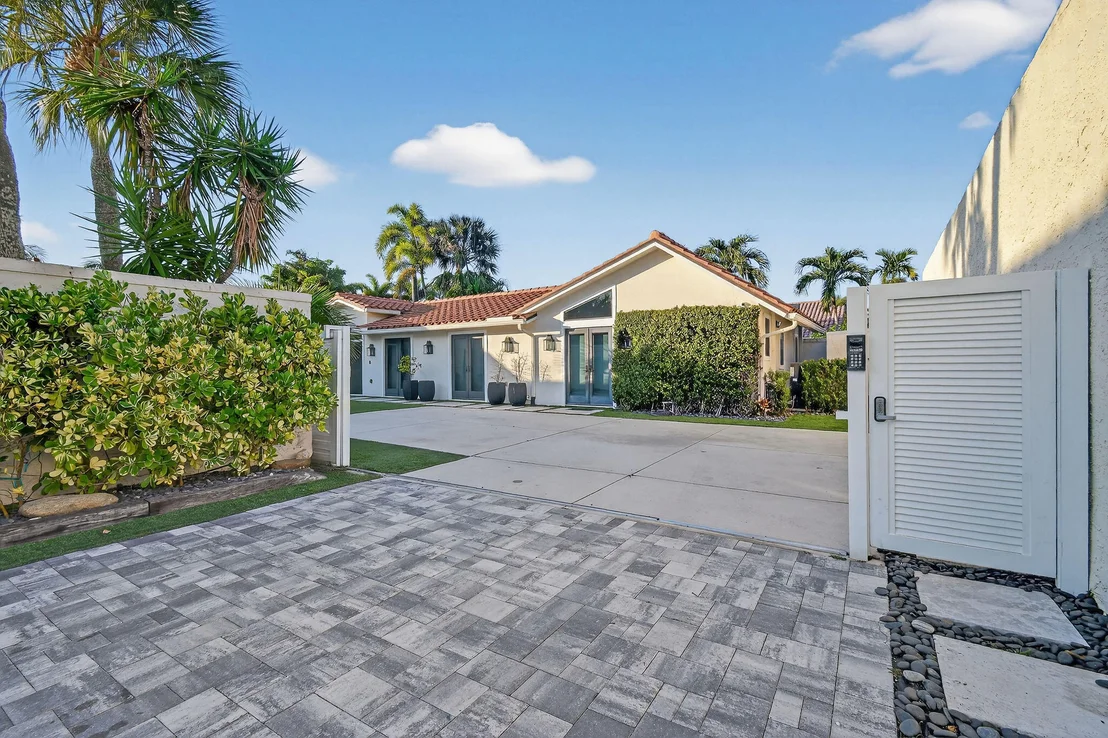 Photo of 105 W Tarpon Lane