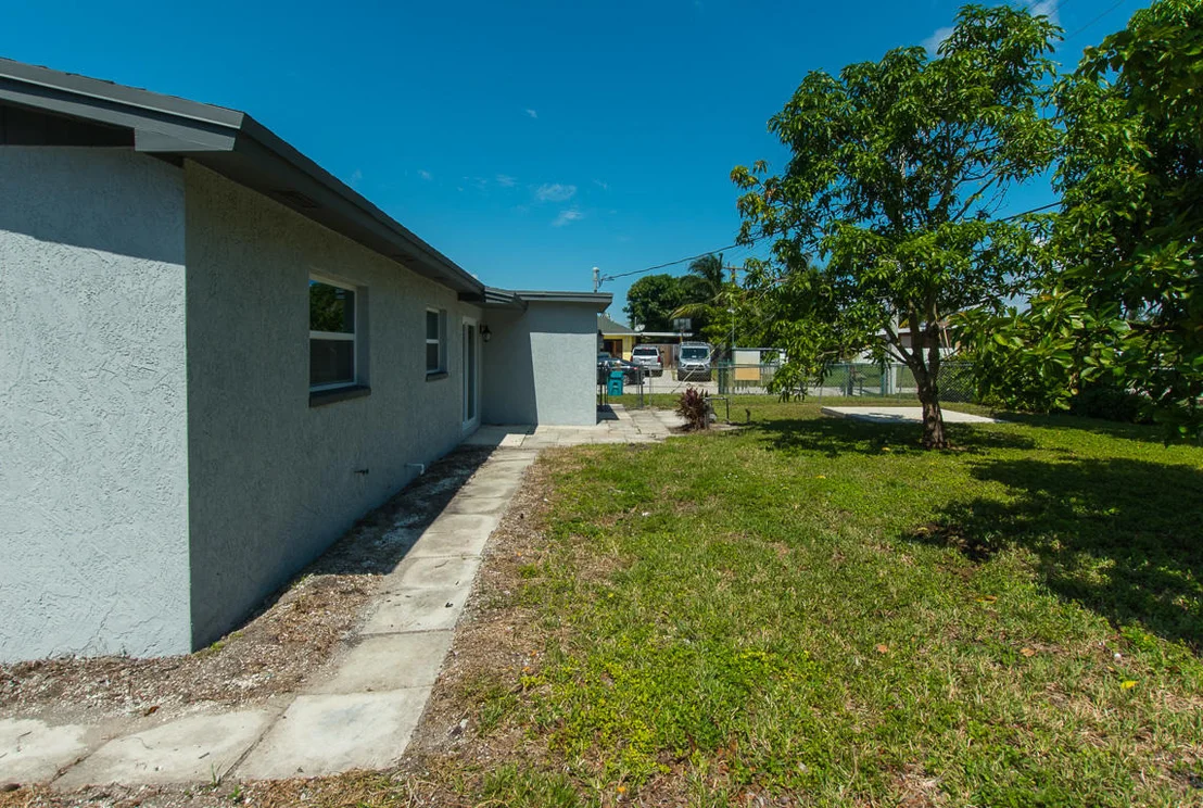 Photo of 2590 N Seacrest Boulevard