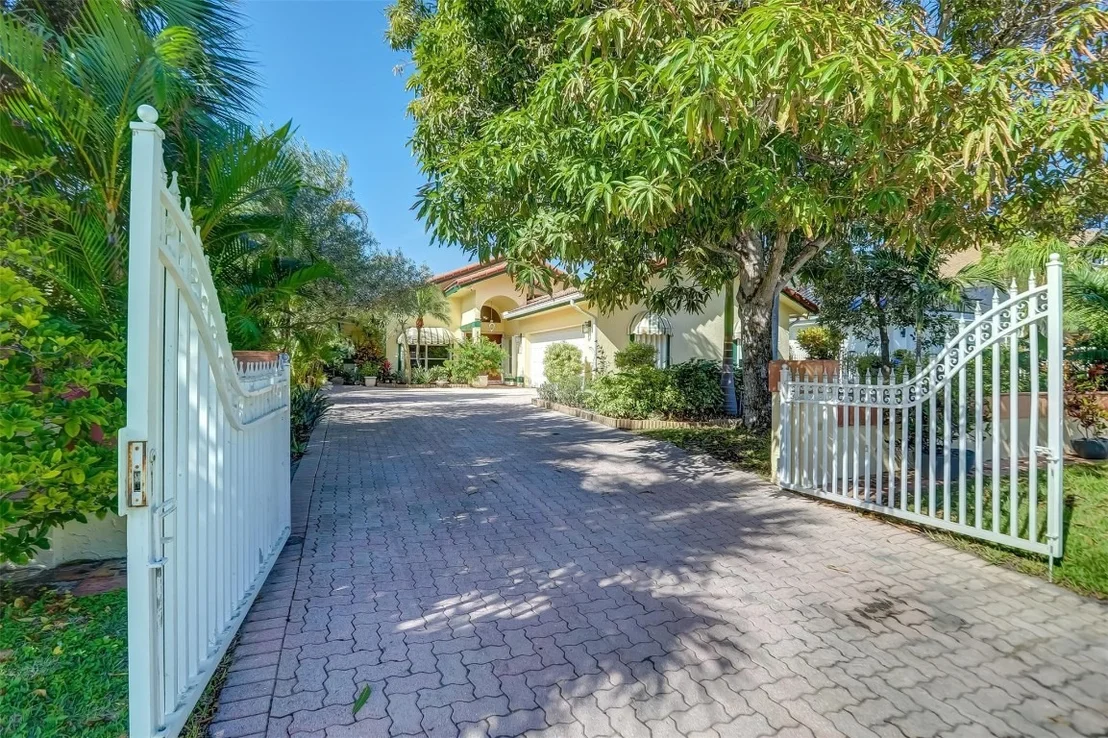 Photo of 305 S Riverside Drive