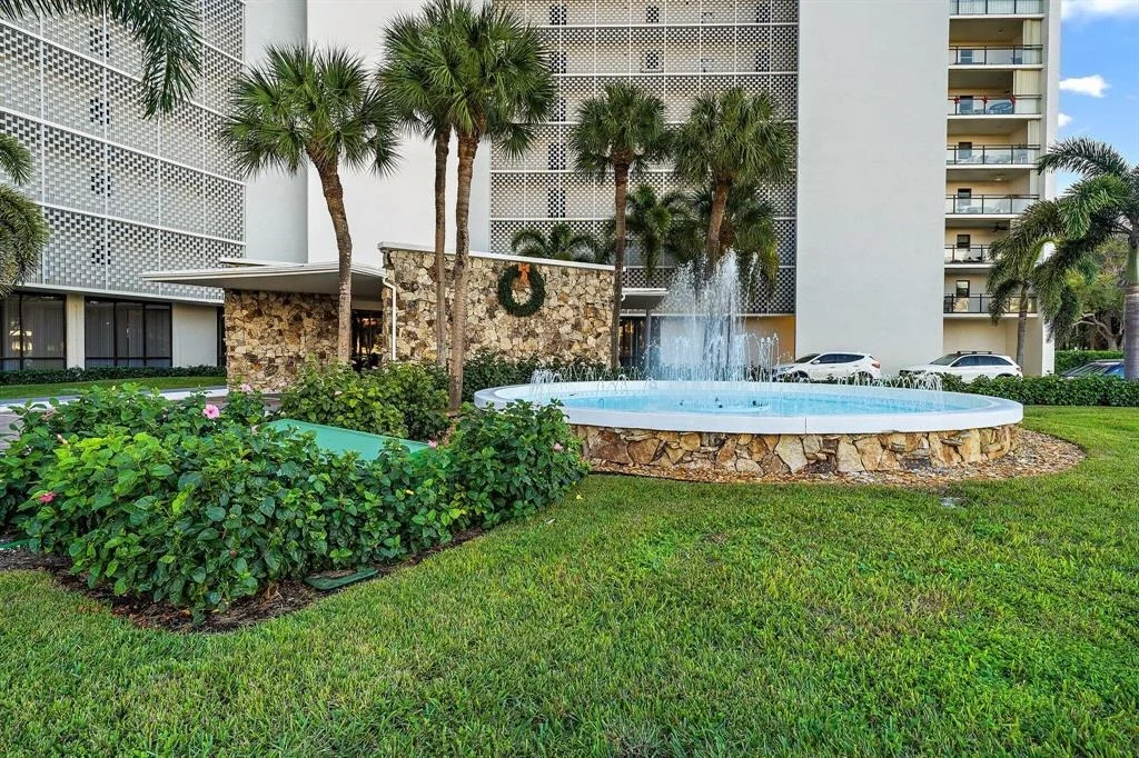 Photo of Unit 708 at 336 Golfview Road