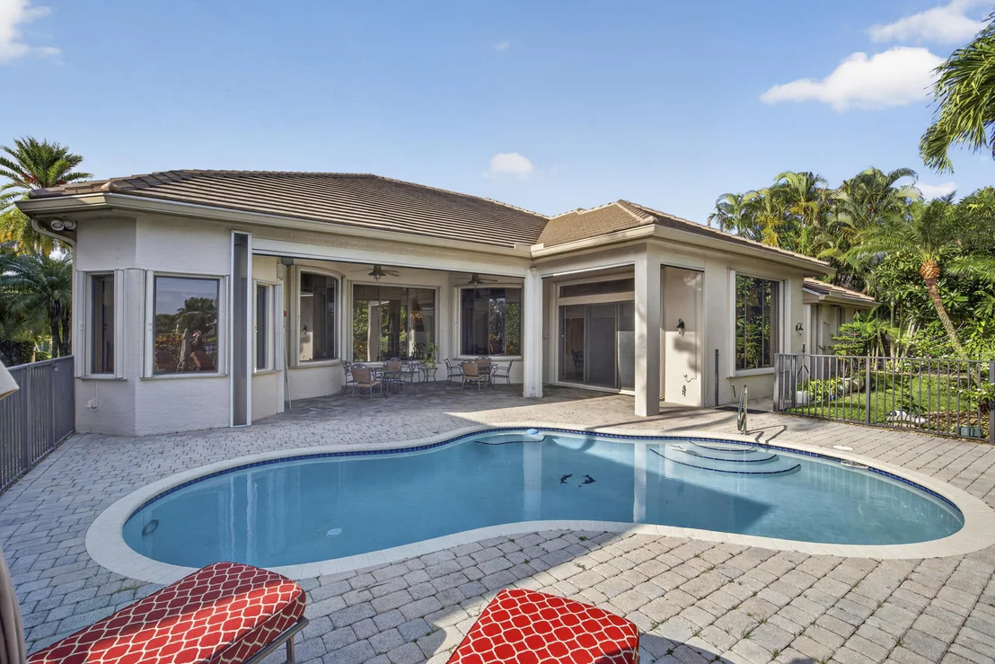 Photo of 10715 Versailles Boulevard